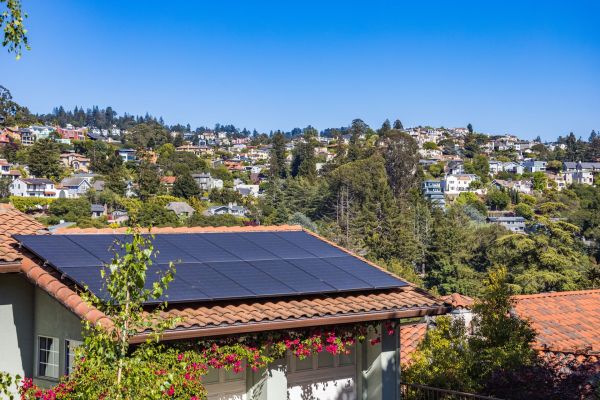 Comment optimiser la gestion de l'énergie solaire pour les maisons équipées de panneaux photovoltaïques ?
