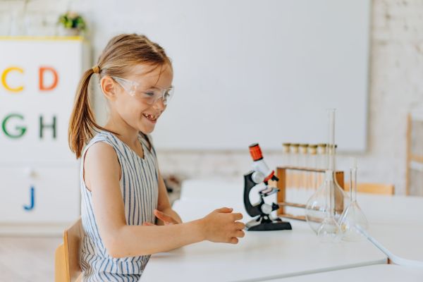 Quels sont les meilleurs moyens d'initier les enfants aux sciences naturelles à travers des expériences amusantes ?