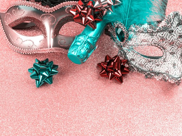 Quelles sont les étapes pour organiser un carnaval de rue avec des costumes faits maison?